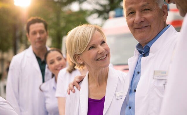  Es beginnt als normaler Tag in der Sachsenklinik: Dr. Kathrin Globisch (Andrea Kathrin Loewig) und Dr. Roland Heilmann (Thomas Rühmann) freuen sich auf ihren Dienst. Foto: MDR/Saxonia Media/Rudolf Wernicke