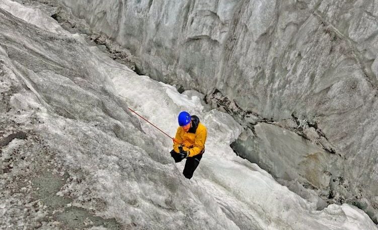 Sebastian Ströbel simuliert mit einem Seil den Sturz in eine Gletscherspalte.