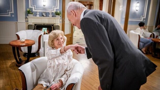 Tante Wilma wirbelt den Fürstenhof auf! Foto: ARD/WDR/Christof Arnold