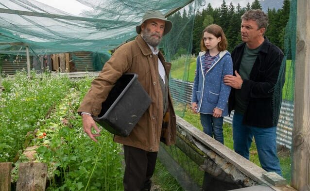 Martin Gruber (Hans Sigl, r.) drängt Anton Grainer (Peter Kremer, r.) dazu, Emmi Neumann (Lotta Herzog, M.) und ihre kranke Mutter zu unterstützen. Foto: ZDF / Erika Hauri