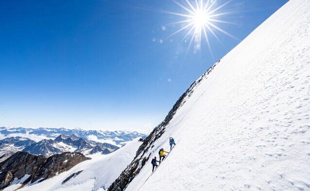 Sebastian Ströbel in Seilschaft mit Bergführer Raphael Eiter und Thomas Gesell vom Deutschen Alpenverband (DAV) an der Nordwand der Wildspitze Foto: ZDF / Thomas Maerz.