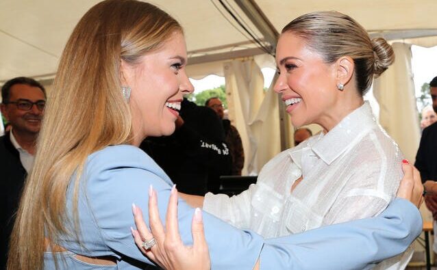 Victoria Swarovski (links) und Sylvie Meist auf einer Veranstaltung im Sommer 2022. Foto: Getty Images / Gisela Schober