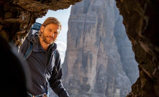 Sebastian Ströbel vor dem Eingang des Weltkiegsstollens Paternkofen. Foto: ZDF / Thomas Maerz