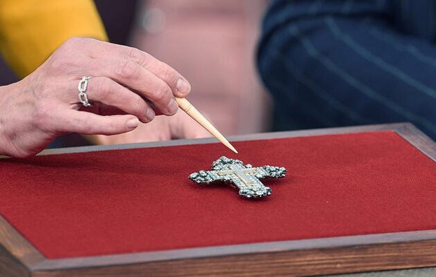 Teuerster„Bares für Rares“-Verkauf: Ein Holzkreuz mit Diamanten und Partikeln von Jesus' Kreuz. Foto: ZDF/Patrick Seeger