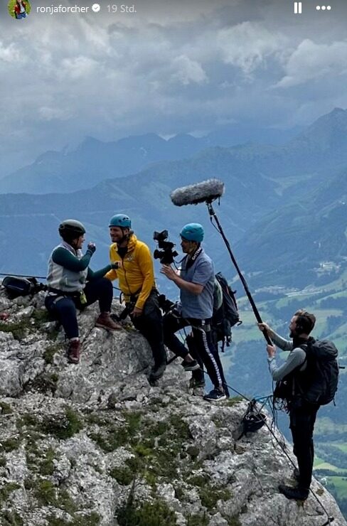 Ronja Forcher und Sebastian Ströbel am Set von "Die Bergretter". Foto: Ronja Forcher/ Instagram