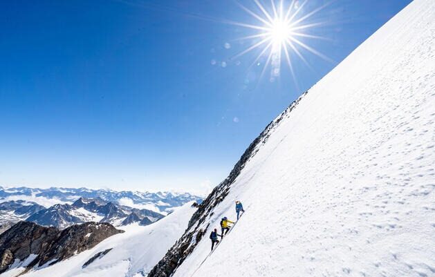 Sebastian Ströbel in Seilschaft mit Bergführer Raphael Eiter und Thomas Gesell vom Deutschen Alpenverband (DAV) an der Nordwand der Wildspitze Foto: ZDF / Thomas Maerz.