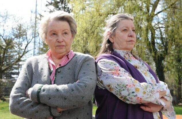 Monika Manz (rechts) wird eine Bewohnerin des Dorfes "Frühling" spielen Foto: BR/Marco Orlando Pichler