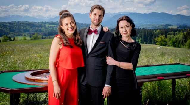 Drei neue Gesichter am Fürstenhof: Katharina Scheuba als Maxi Neubach, Elias Reichert als Henry Sydow und Krista Birkner als Sophia Wagner.Foto: ARD/Christof Arnold