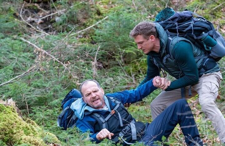 Vincent (Martin Walde, 36) versucht, seinem Vater Markus (Timo Ben Schöfer, 59) zu helfen - doch vergeblich.  © ARD/WDR / Thomas Neumeier