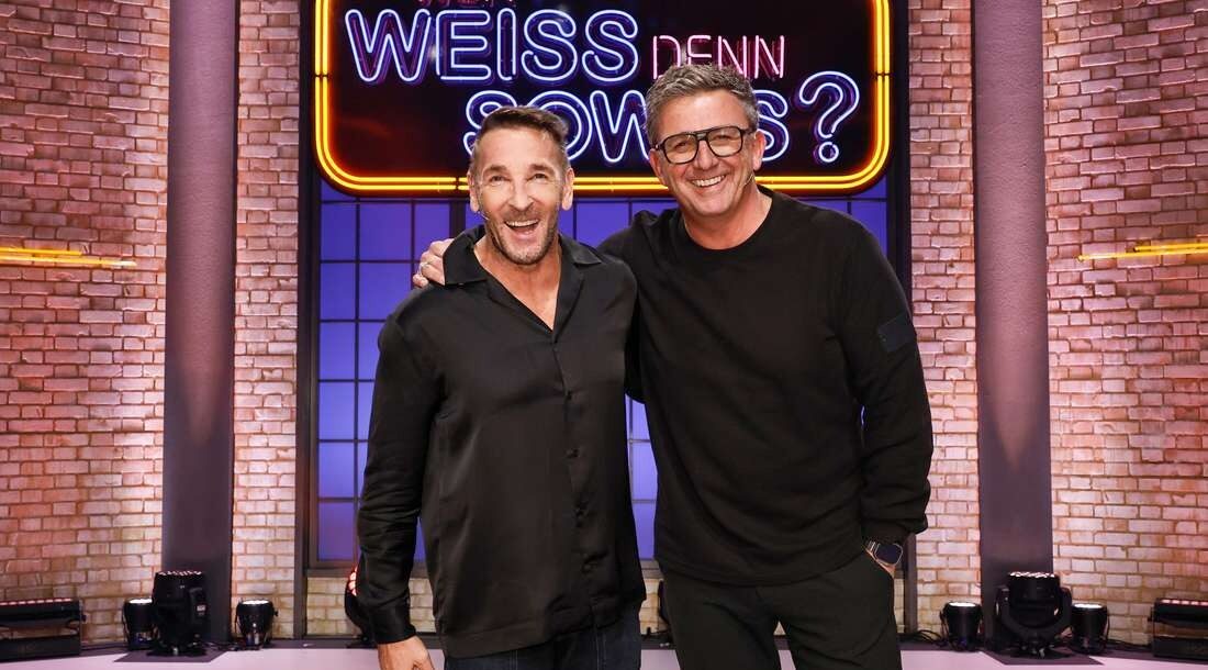 Mark Keller (l.) und Hans Sigl (r.) treten am 29. November in der Quizshow „Wer weiss den sowas?“ gegeneinander an. © Morris Mac Matzen/ARD