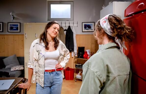 Maxi (Katharina Scheuba, l.) freut sich, als sie Fanny (Johanna Graen, r.) als weitere Helferin gewinnen kann.Quelle: ARD/WDR/Christof Arnold