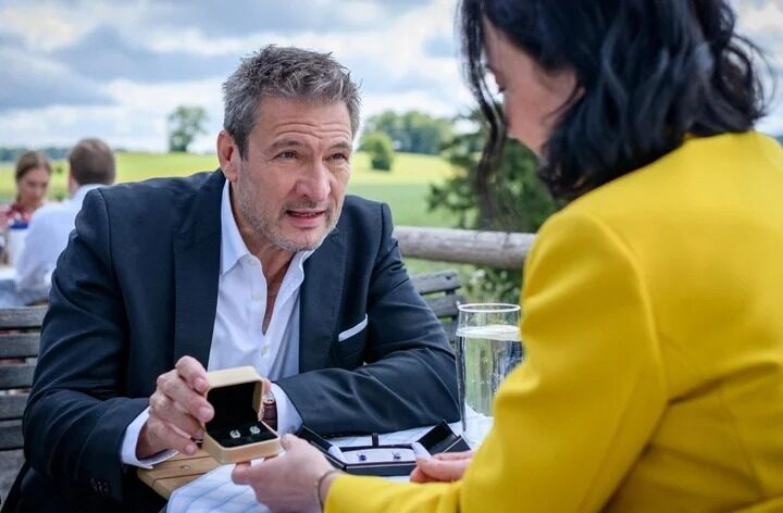 Christoph (Dieter Bach, 61) lässt sich bei der Geschenkauswahl von Sophia (Krista Birkner, 58) beraten. © ARD/WDR / Christof Arnold