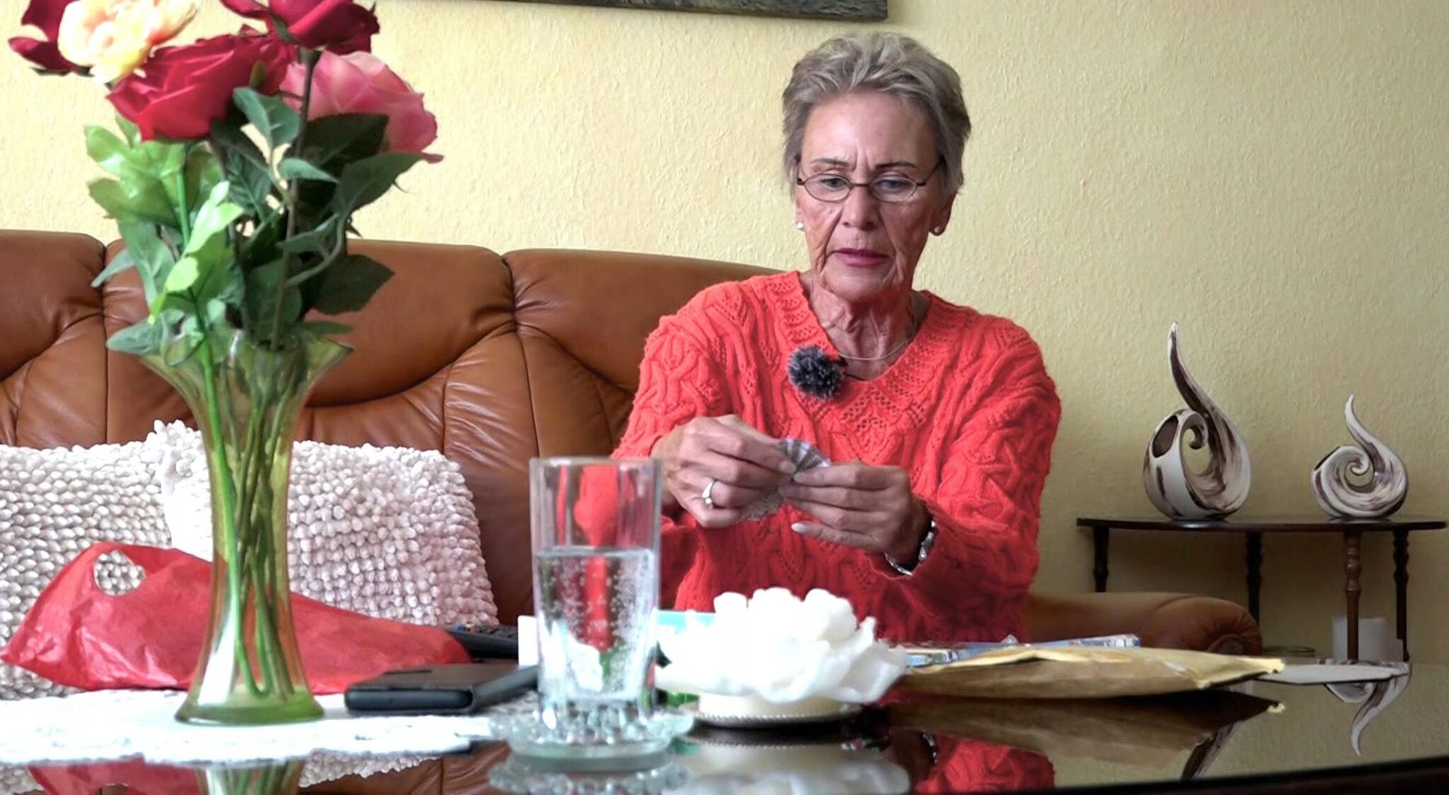 Die 66-jährige Bruni möchte von einem jahrelangen Laster loskommen und hat dafür zum Teil ihre ganz eigenen Methoden entwickelt. (Foto: RTLZWEI, UFA SHOW & FACTUAL)