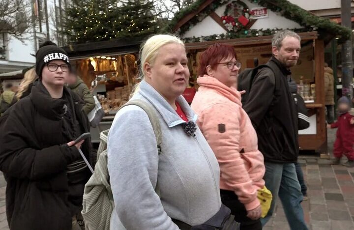 Sandra (41, vorn) frisch gefärbt auf dem Rostocker Weihnachtsmarkt. © RTLZWEI Sandra (41, vorn) frisch gefärbt auf dem Rostocker Weihnachtsmarkt. © RTLZWEI