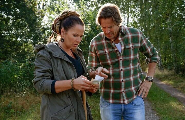 Tina (Katja Frenzel, 50) träumt von einem verborgenen Schatz auf dem Hof im Wendland. Gemeinsam mit Ben (Hakim-Michael Meziani, 57) begibt sie sich auf Schatzsuche. © NDR Tina (Katja Frenzel, 50) träumt von einem verborgenen Schatz auf dem Hof im Wendland. Gemeinsam mit Ben (Hakim-Michael Meziani, 57) begibt sie sich auf Schatzsuche. © NDR