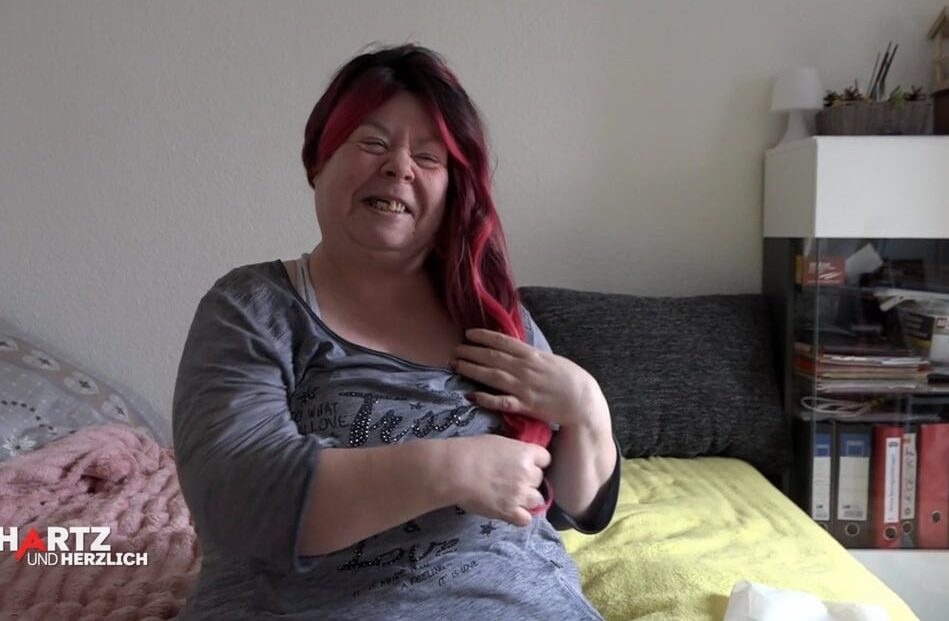 Pamela hat sich eine Perücke bestellt.  © RTLZWEI