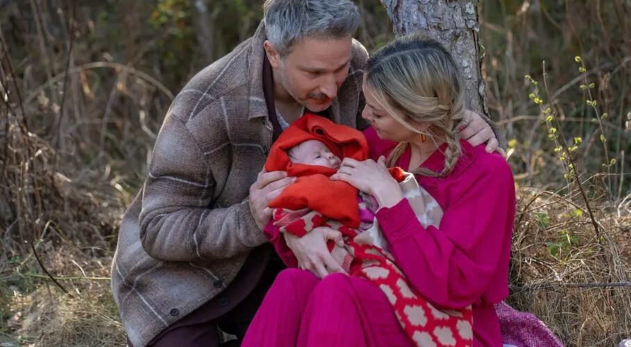 Greta (Laura Osswald, l.) hält überwältigt ihr Kind in den Armen, als auch Miro (Pablo Sprungala, l.) völlig bewegt hinzukommt. Foto: ARD/WDR/Thomas Neumeier